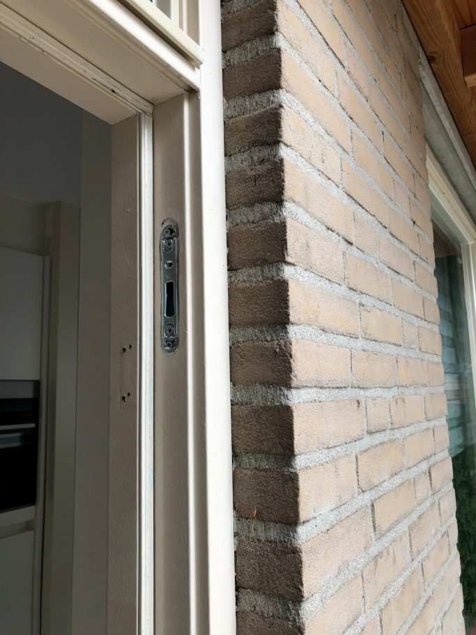 Netjes en maatvast ingefreesde sluitkommen in een houten kozijn voor een nieuwe meerpuntssluiting