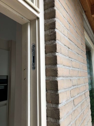 Zware SKG-goedgekeurde sluitkommen geplaatst voor een inbraakwerende driepuntssluiting.