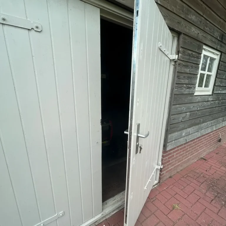 Deur vakkundig voorzien van een nieuwe SKG*** meerpuntssluiting en veilig antikerntrekbeslag in Groessen