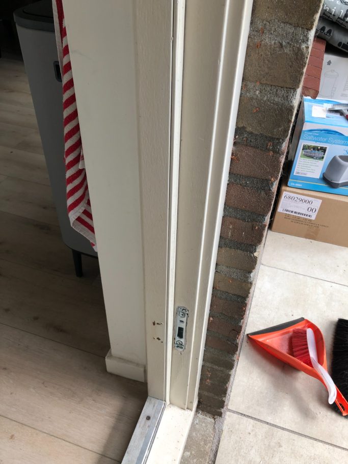 Zware SKG-goedgekeurde sluitkommen geplaatst voor een inbraakwerende driepuntssluiting.