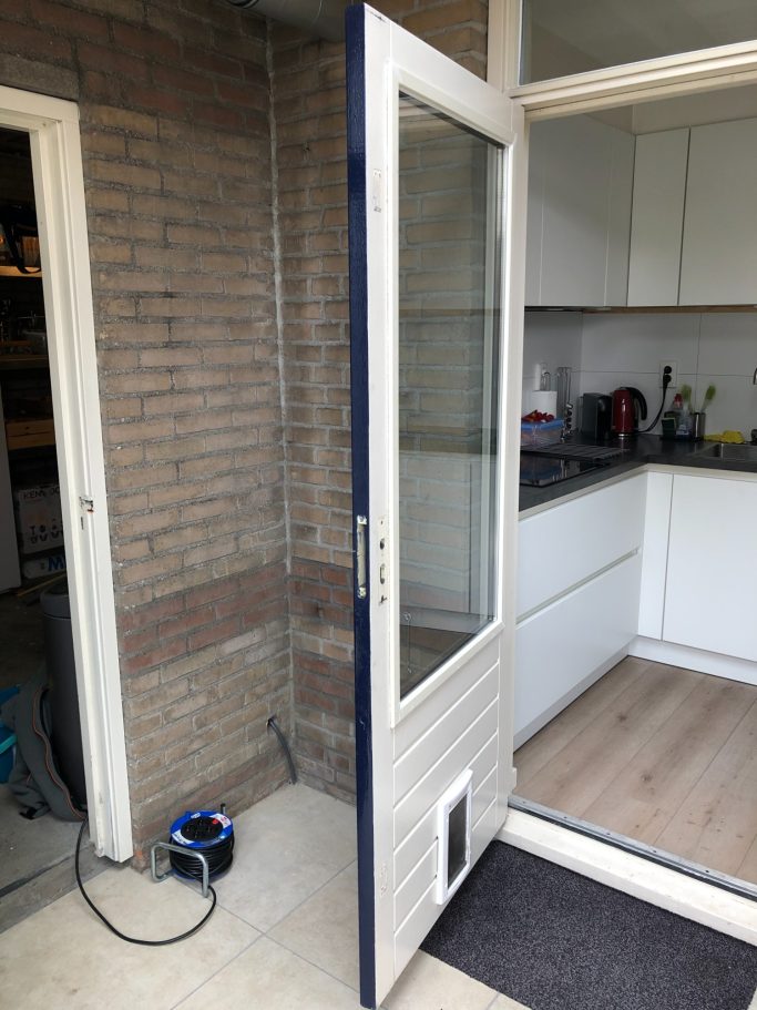 Bestaande houten voordeur met een verouderd slot, klaar om een meerpuntssluiting in te frezen.