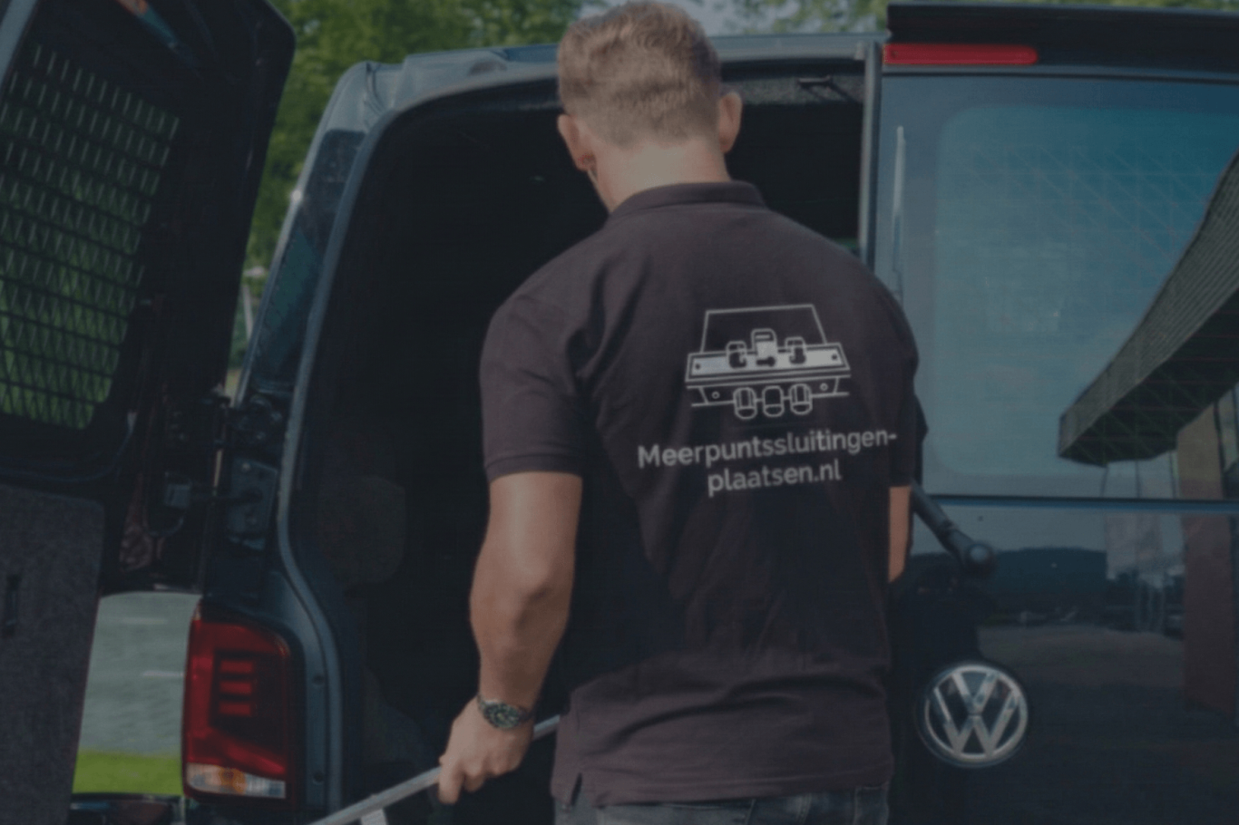 Lokaal vakmanschap: Monteur met een meerpuntssluiting in zijn hand