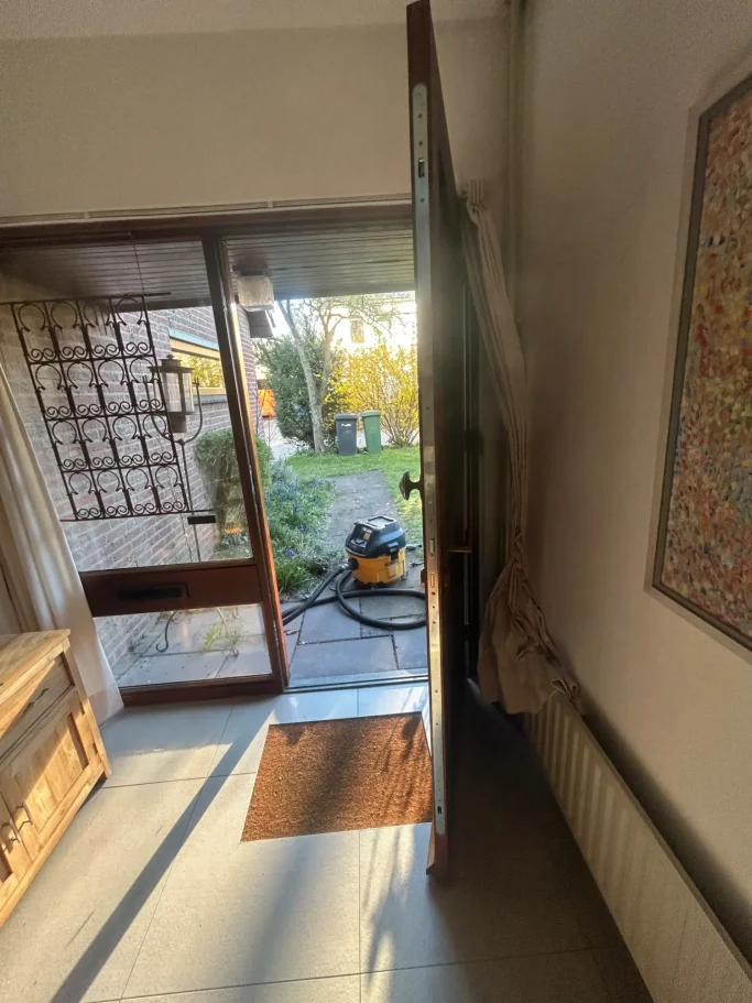 Nieuwe SKG*** meerpuntssluiting vakkundig ingefreesd, voorzien van klassiek messing antikerntrekbeslag in Waalre.