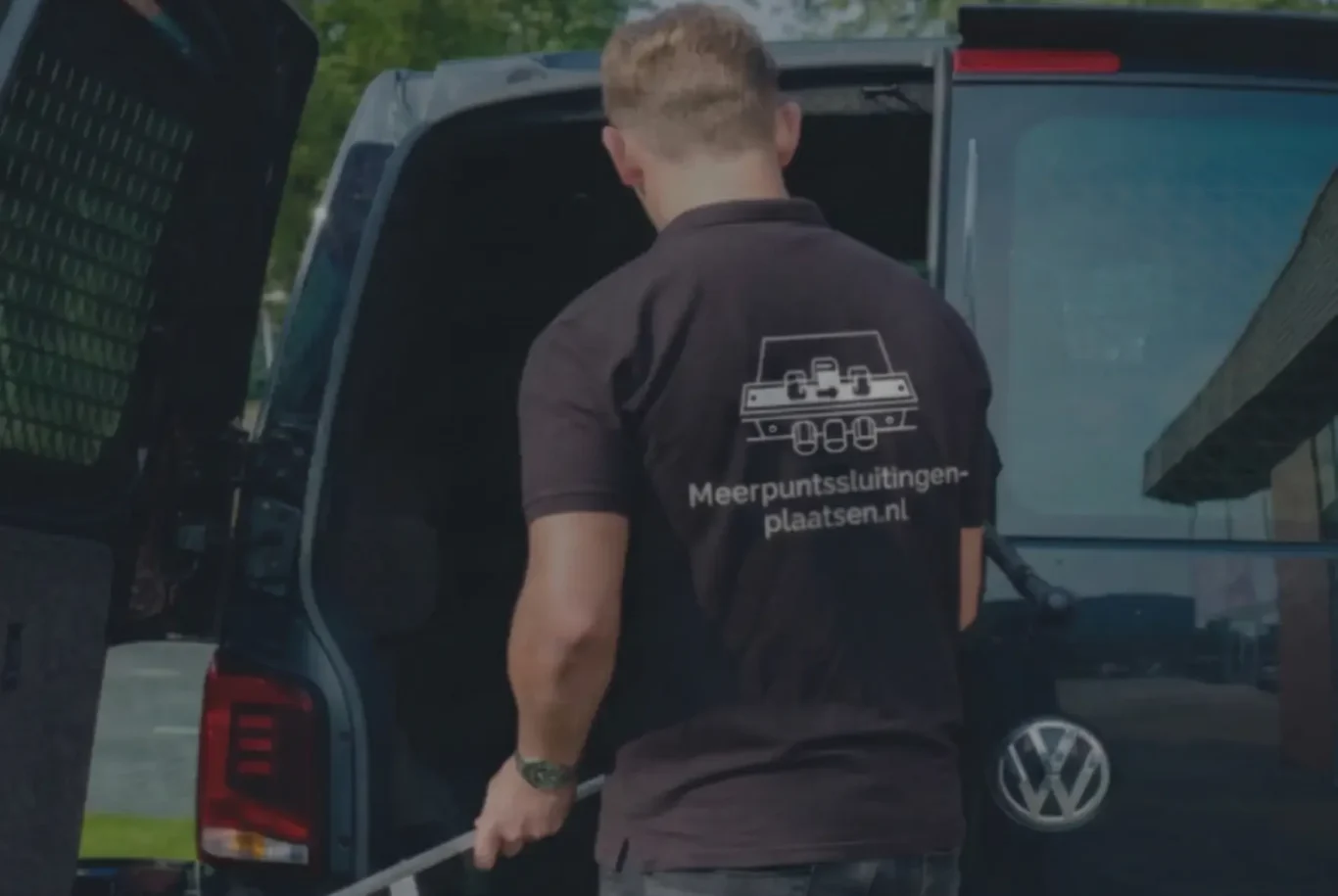 Lokaal vakmanschap: Monteur met een meerpuntssluiting in zijn hand