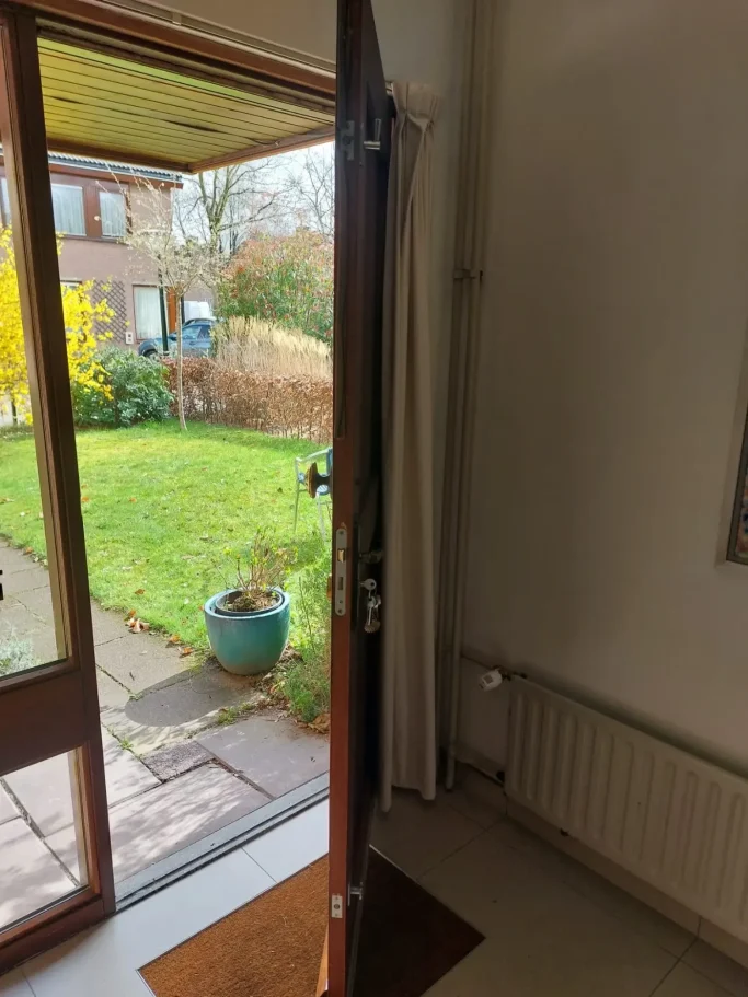 Oude situatie met een onveilig, verouderd insteekslot op een houten voordeur in Waalre.